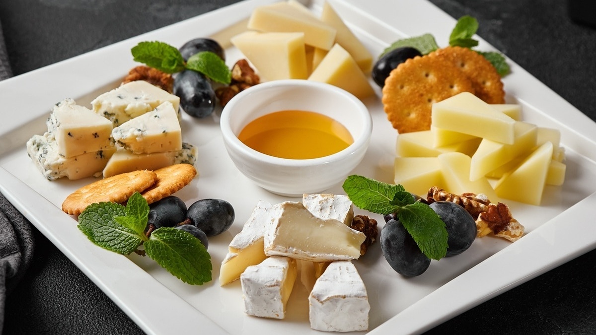 Сырная тарелка на праздничный стол — правила оформления для идеального ассорти