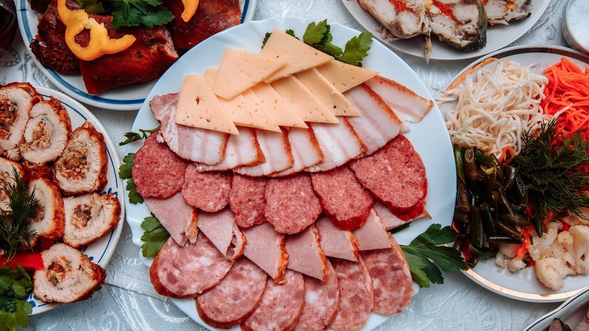 Мясная нарезка на праздничный стол — состав, оформление и украшение Мясная нарезка на праздничный стол — состав, оформление и украшение