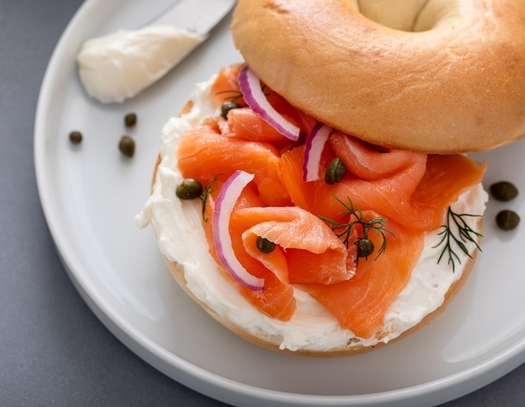 Назван самый полезный сыр для пожилых — богат белком и кальцием