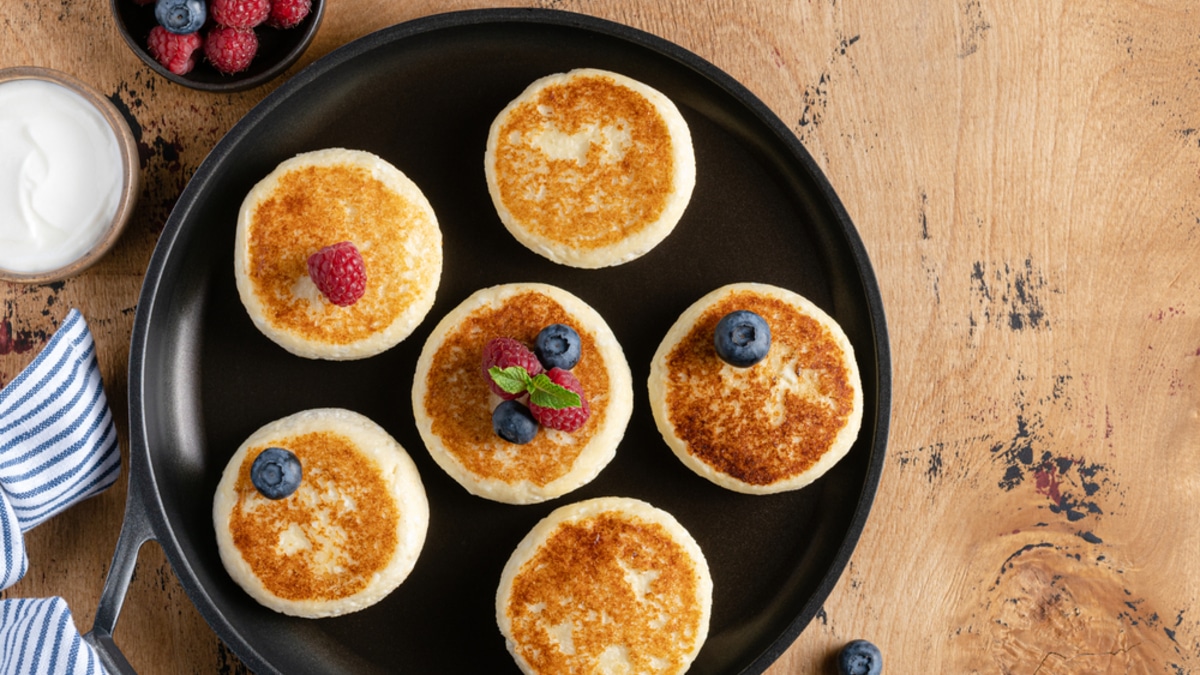 Сырники без ошибок: какой творог лучше выбрать, как жарить на сковороде, секреты пышности и почему они становятся резиновыми Сырники без ошибок: какой творог лучше выбрать, как жарить на сковороде, секреты пышности и почему они становятся резиновыми