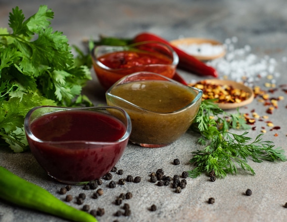 Вкуснее, чем в магазине: 8 простых рецептов соусов для шашлыка