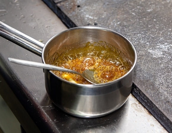 В Сети пробуют на вкус средство для шугаринга — медик сказала, насколько безопасна эта сахарная паста