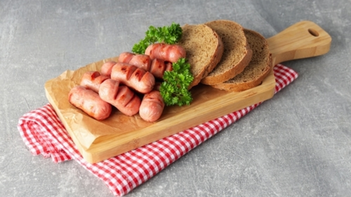 «Не более 150 граммов в день»: диетолог рассказала, чем опасны сосиски и хлеб, приготовленные на костре