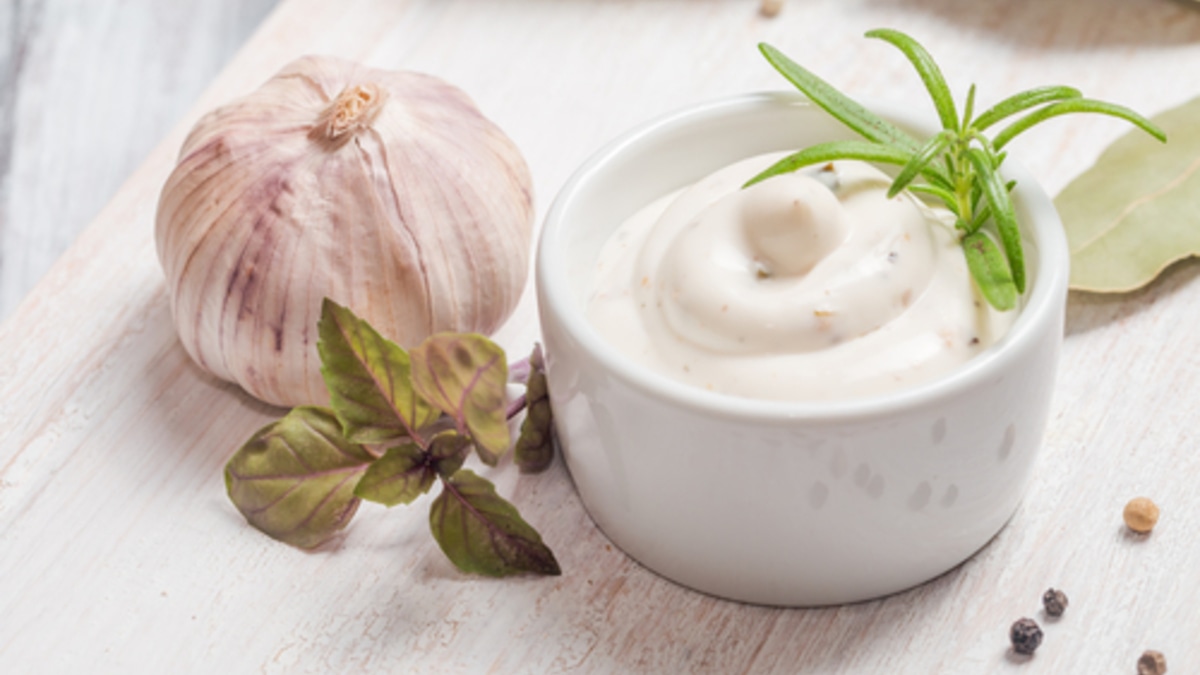 Идеальное дополнение к шашлыку: готовим чесночный соус за 3 минуты и из 3 ингредиентов