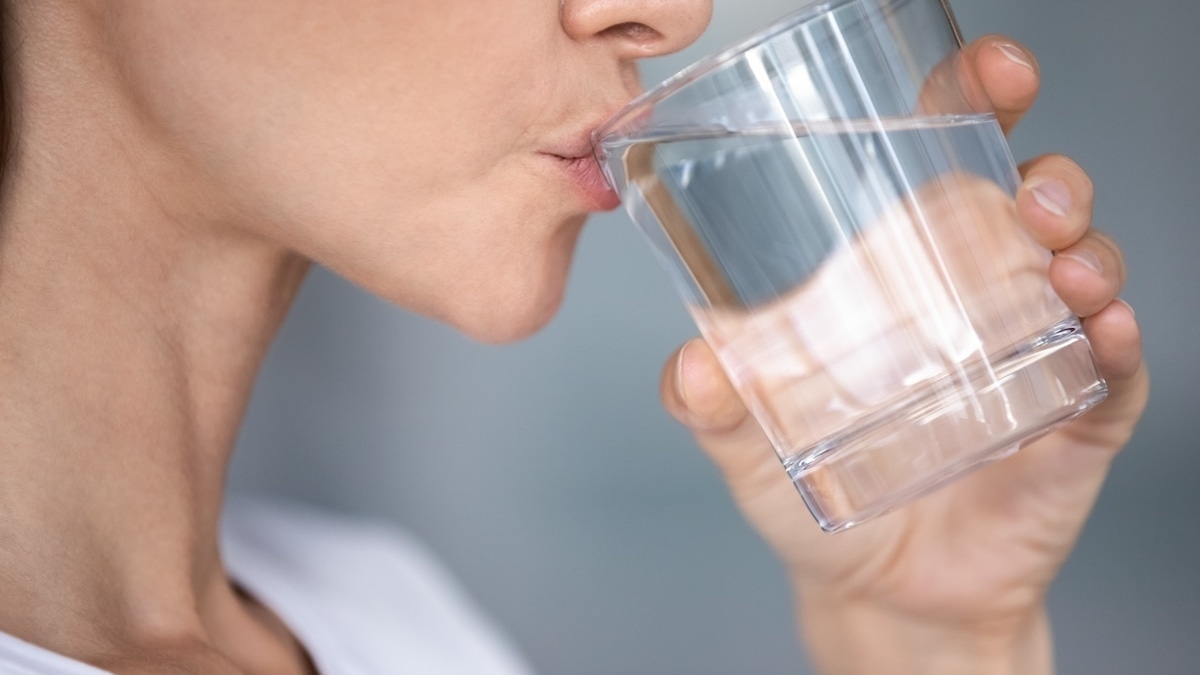 Нужно ли пить больше воды, чтобы увлажнить и очистить кожу? 