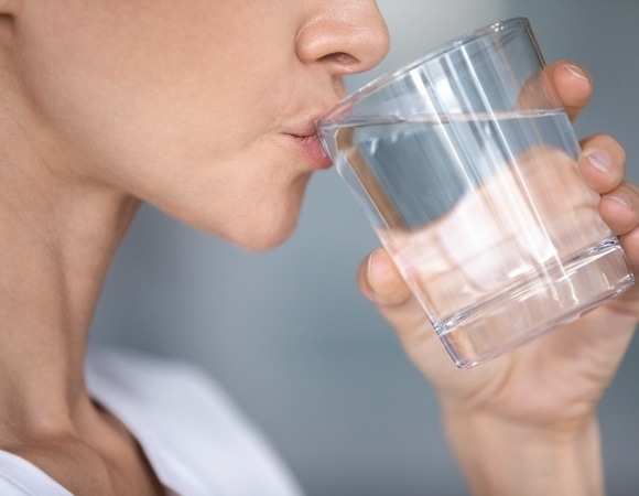 Нужно ли пить больше воды, чтобы увлажнить и очистить кожу? 
