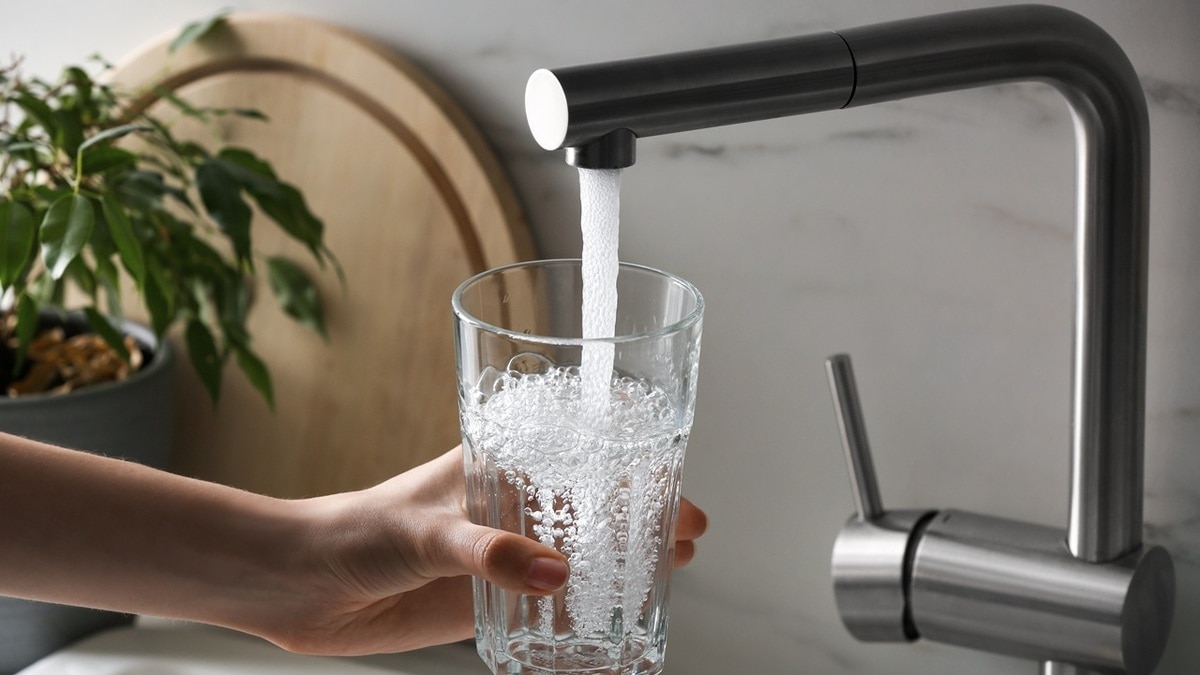 «Меньше этой цифры»: врачи объяснили, сколько воды в день нужно пить для здоровья почек