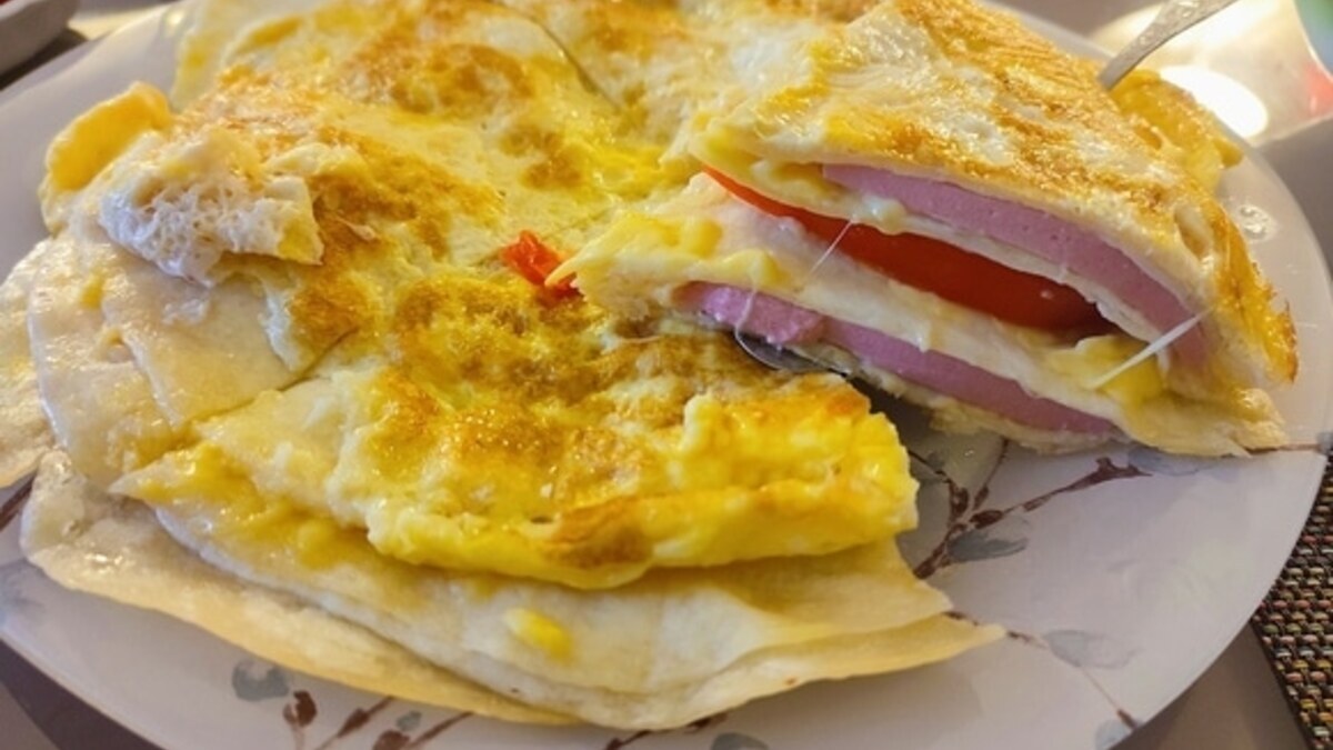 Запеченная тортилья: сытный завтрак с колбасой, сыром и помидорами