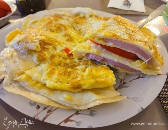 Запеченная тортилья: сытный завтрак с колбасой, сыром и помидорами