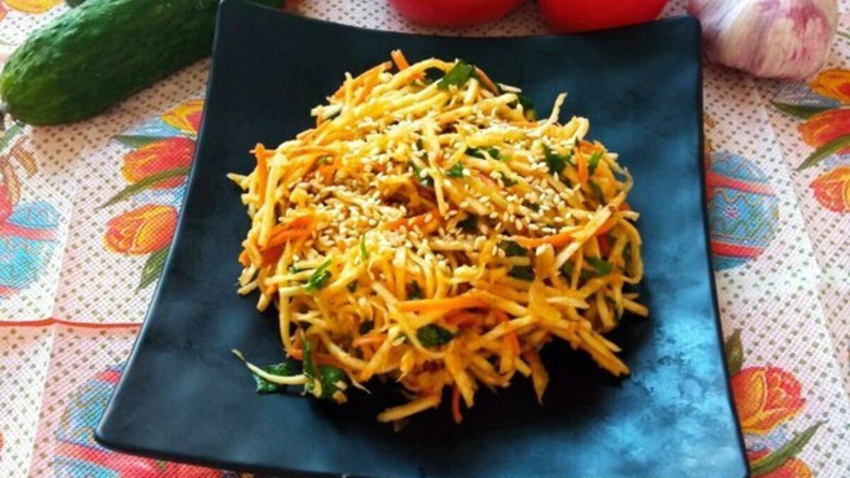 Специи правят бал: постный салат из сельдерея и моркови — для любителей острого и пряного