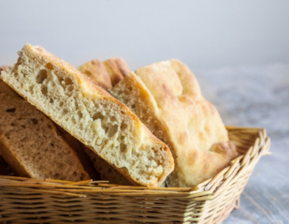 Для чего в ресторанах первым делом приносят хлеб?