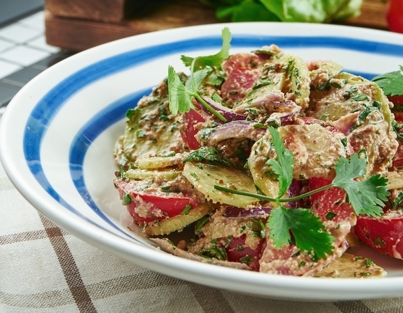 Те же огурцы-помидоры, но в разы вкуснее: нашли рецепт сочного грузинского салата к шашлыку