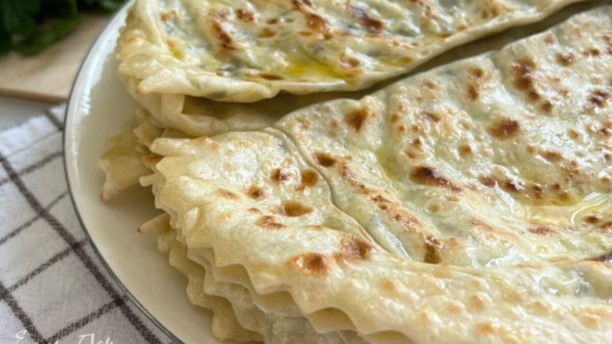 Забудьте про лаваш! Готовим лепешки с творогом и зеленью к шашлыку