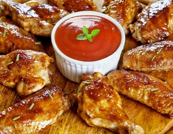 Из чего готовится глазурь для жареных крылышек — подсказки, чтобы было «как в ресторане»