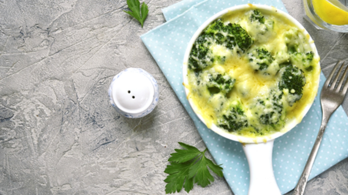 Весенние овощи в сливочном соусе с пряными травами: защищают иммунитет и помогают пищеварению — идея для легкого ужина