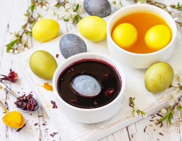 «Зачем рисковать»: все ли красители для яиц с маркировкой «Е» автоматически вредны?