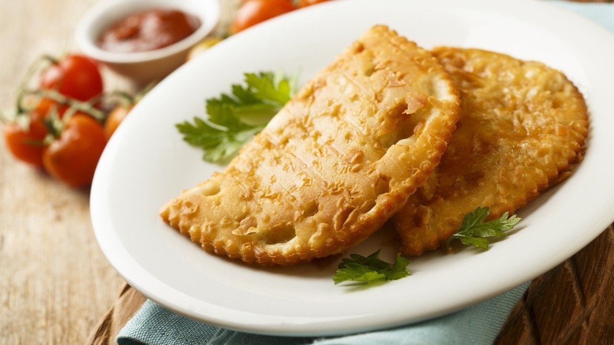 Как сделать тесто на чебуреки — хрустящее получится только по особенному рецепту