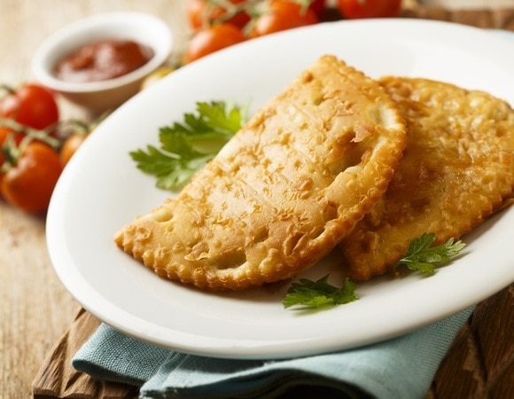 Как сделать тесто на чебуреки — хрустящее получится только по особенному рецепту Как сделать тесто на чебуреки — хрустящее получится только по особенному рецепту