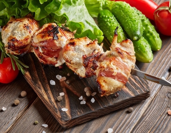 Какие салаты можно сделать к шашлыку — универсальным рецептом поделилась диетолог 