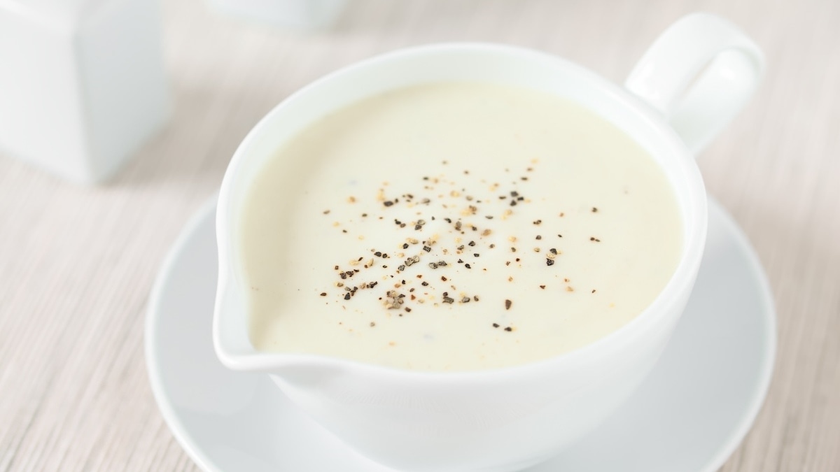 Названы ошибки в приготовлении соуса бешамель — вот из-за чего он комкуется и пригорает