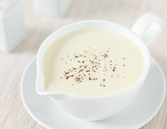 Названы ошибки в приготовлении соуса бешамель — вот из-за чего он комкуется и пригорает