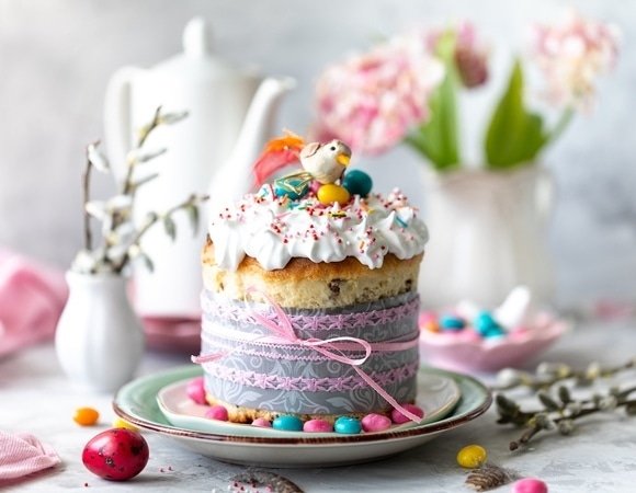 «Легко сделать своими руками»: как украсить стол на Пасху в 2025 году — актуальные цвета и декор