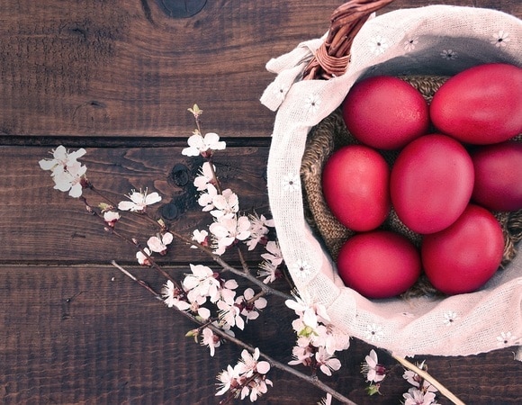 «Что есть на кухне»: как добиться насыщенных цветов для яиц на Пасху, рассказал шеф-повар