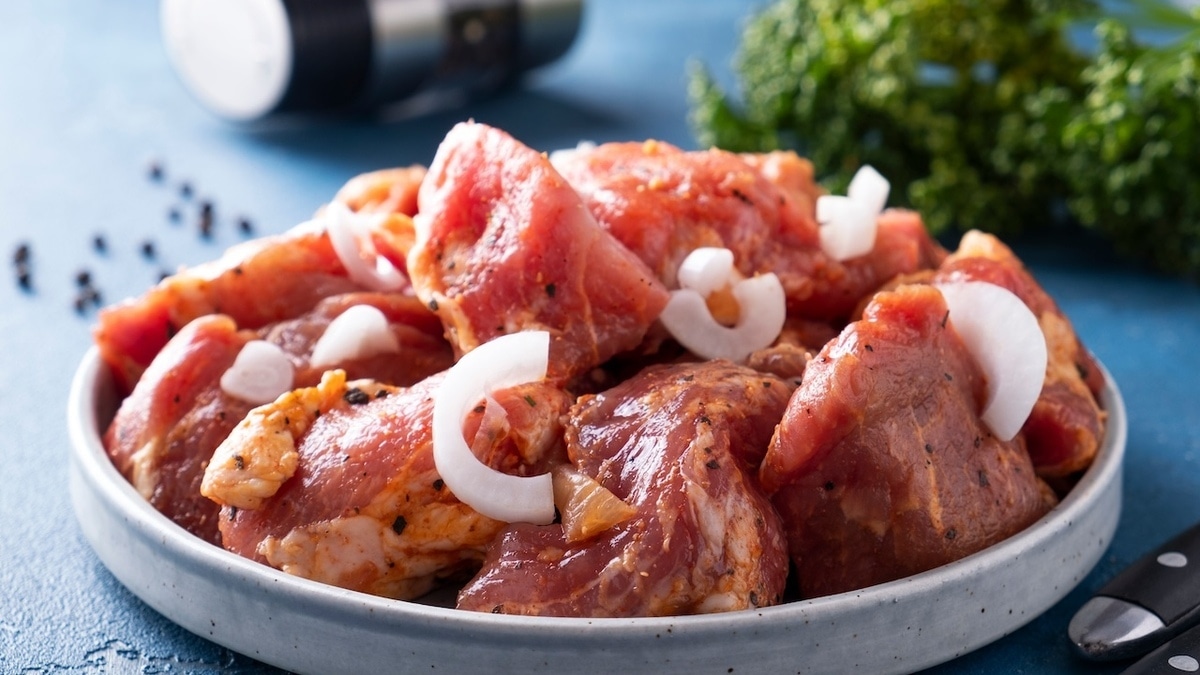 «Экспериментируйте с умом»: эксперт сказал, можно ли мариновать мясо в алкоголе