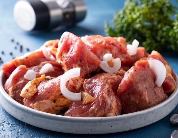 «Экспериментируйте с умом»: эксперт сказал, можно ли мариновать мясо в алкоголе