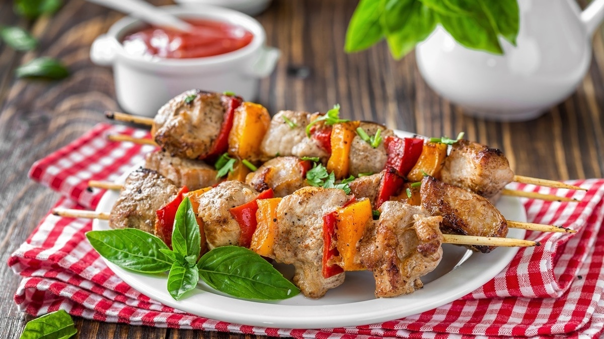 «Идеальный маринад»: как правильно подготовить курицу для шашлыка, объяснил шеф-повар
