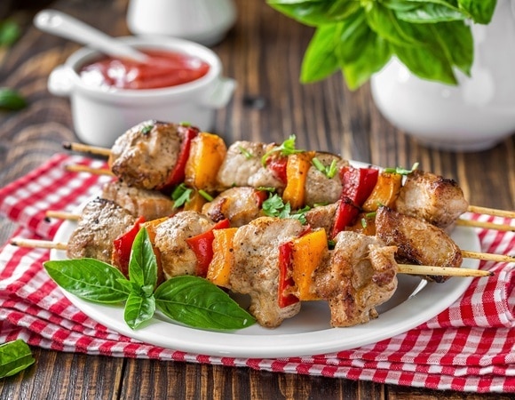 «Идеальный маринад»: как правильно подготовить курицу для шашлыка, объяснил шеф-повар