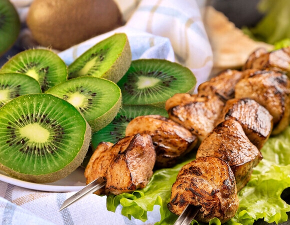 «Мясо — в тряпку»: как правильно сделать киви-маринад, объяснил шеф-повар «Мясо — в тряпку»: как правильно сделать киви-маринад, объяснил шеф-повар