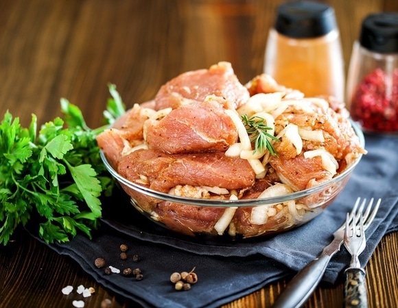 Как выбрать маринад для разных видов мяса: нутрициолог поделилась лучшими сочетаниями