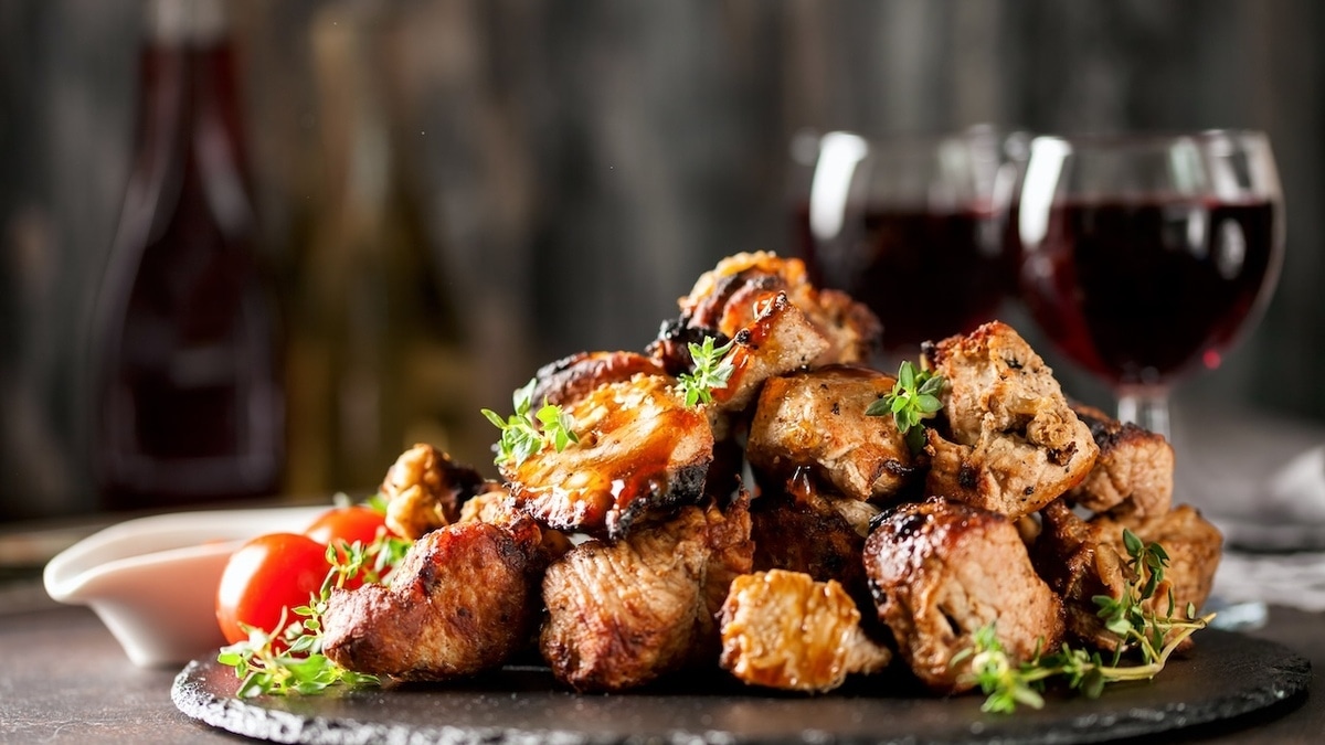 «Удовлетворились и остановились»: эксперт объяснила, как подбирать алкоголь к шашлыку