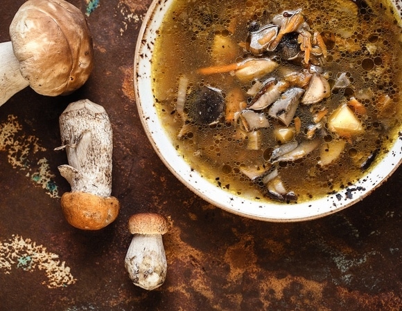 Только не из шампиньонов! Шеф-повара поделились, как сварить насыщенный грибной бульон