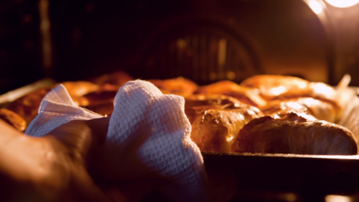 «Используйте пульверизатор»: невероятно простые секреты выпечки без горелой корки — от шеф-повара