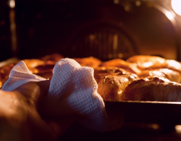 «Используйте пульверизатор»: невероятно простые секреты выпечки без горелой корки — от шеф-повара