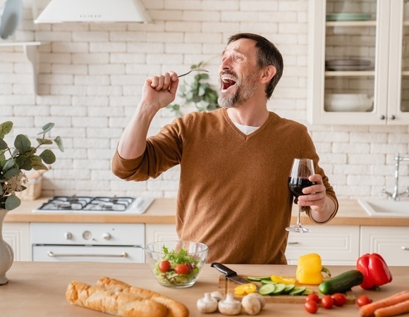 Чем отмыть жир на кухне — выручит сода и не только