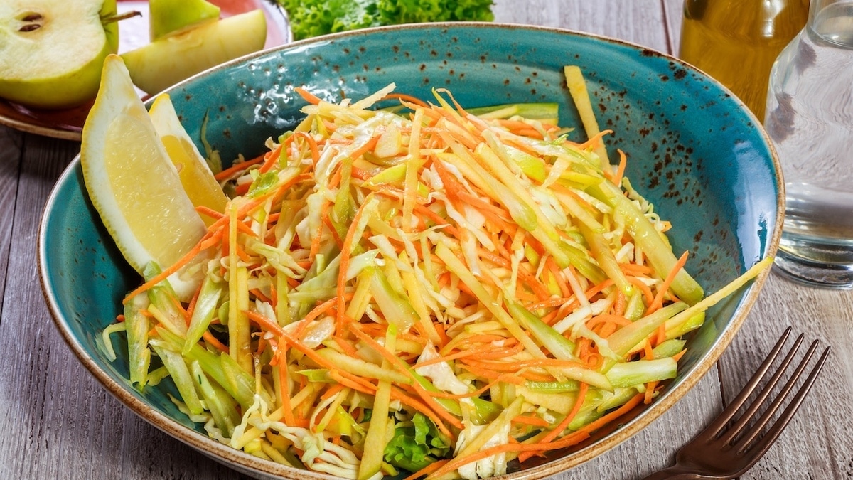 Целых 9 граммов на порцию! Нутрициолог поделилась рецептом салата для «добора» клетчатки