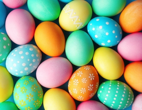 «Немного не к месту»: священник ответил, в какие цвета можно и нельзя красить яйца на Пасху