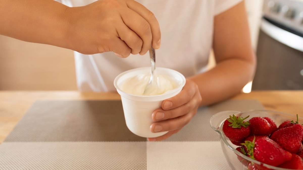 Выбрасывать или оставлять? Опасна ли жидкость, которая скапливается в банке сметаны