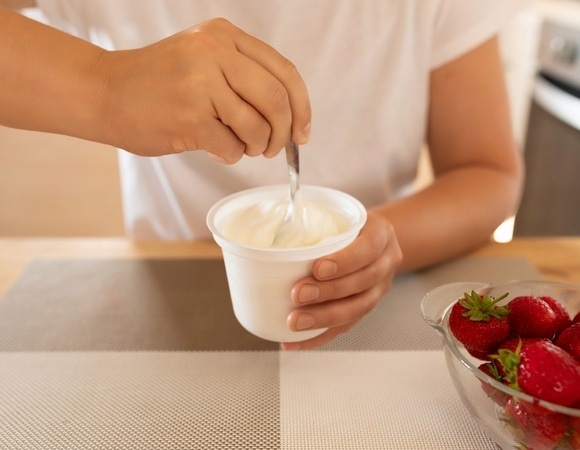 Выбрасывать или оставлять? Опасна ли жидкость, которая скапливается в банке сметаны