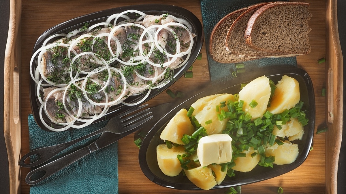 "Сложно переваривается": кому не стоит есть картофель с селедкой, объяснила диетолог Русакова "Сложно переваривается": кому не стоит есть картофель с селедкой, объяснила диетолог Русакова