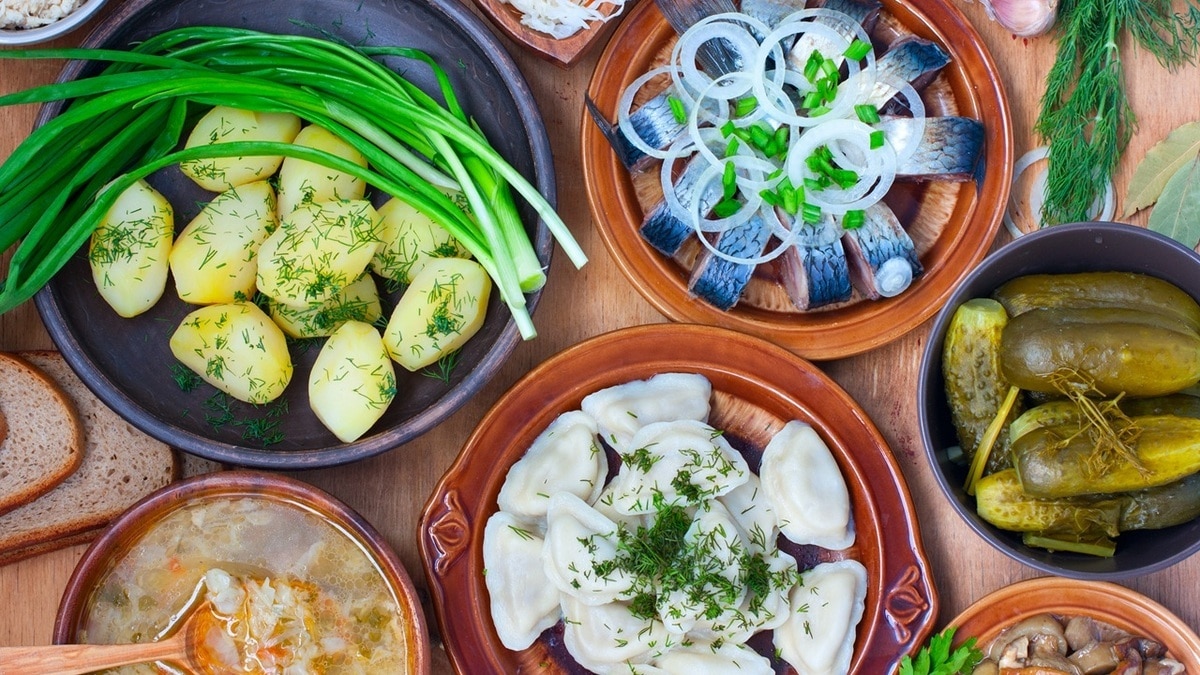 «При наличии проблем»: можно ли сочетать отварной картофель с солеными огурцами