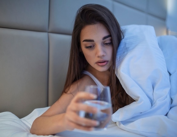 Можно ли пить воду на ночь — врач ответила и не оставила никаких сомнений Можно ли пить воду на ночь — врач ответила и не оставила никаких сомнений