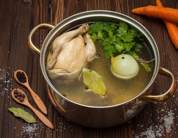 Каждый день можно только здоровым: врач объяснил, кому противопоказаны рыбные и мясные бульоны 