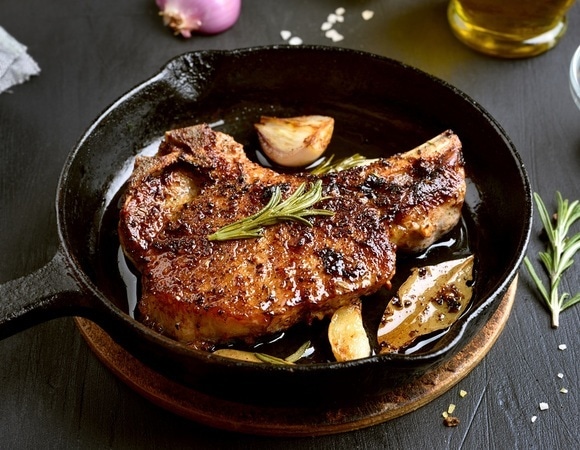 Жареное мясо, чеснок и помидоры под запретом? В чем не виновата острая пища