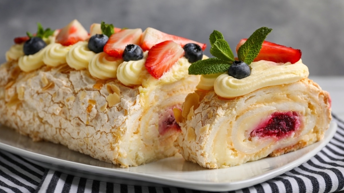 Все секреты меренгового рулета: от приготовления до хранения Все секреты меренгового рулета: от приготовления до хранения