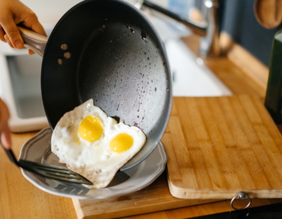 Сливочное или растительное масло: как правильно пожарить яичницу? Сливочное или растительное масло: как правильно пожарить яичницу?