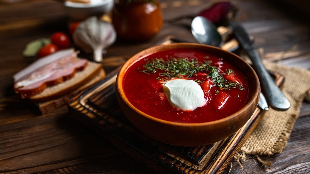 «Обязательно нужно»: как подготовить томат для борща, объяснил шеф-повар